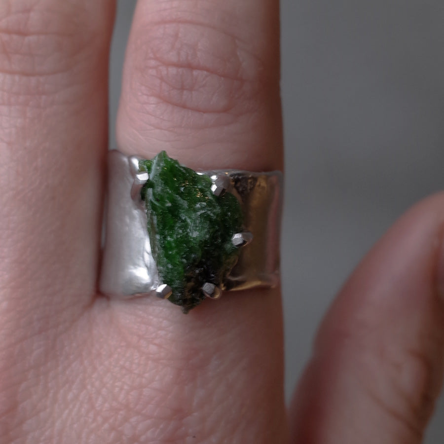 Charm Ring №1327 / Dioptase