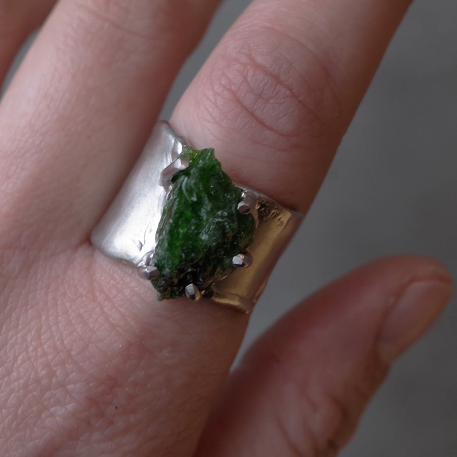 Charm Ring №1327 / Dioptase