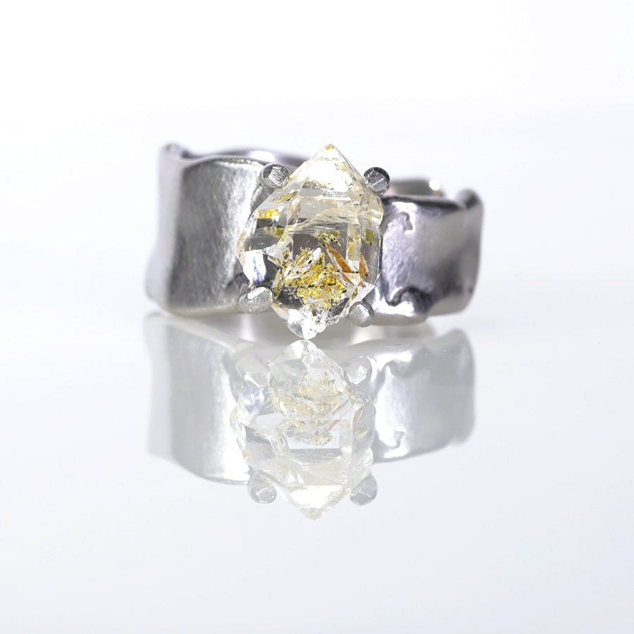 Charm Ring №1331 / Oil in Quartz