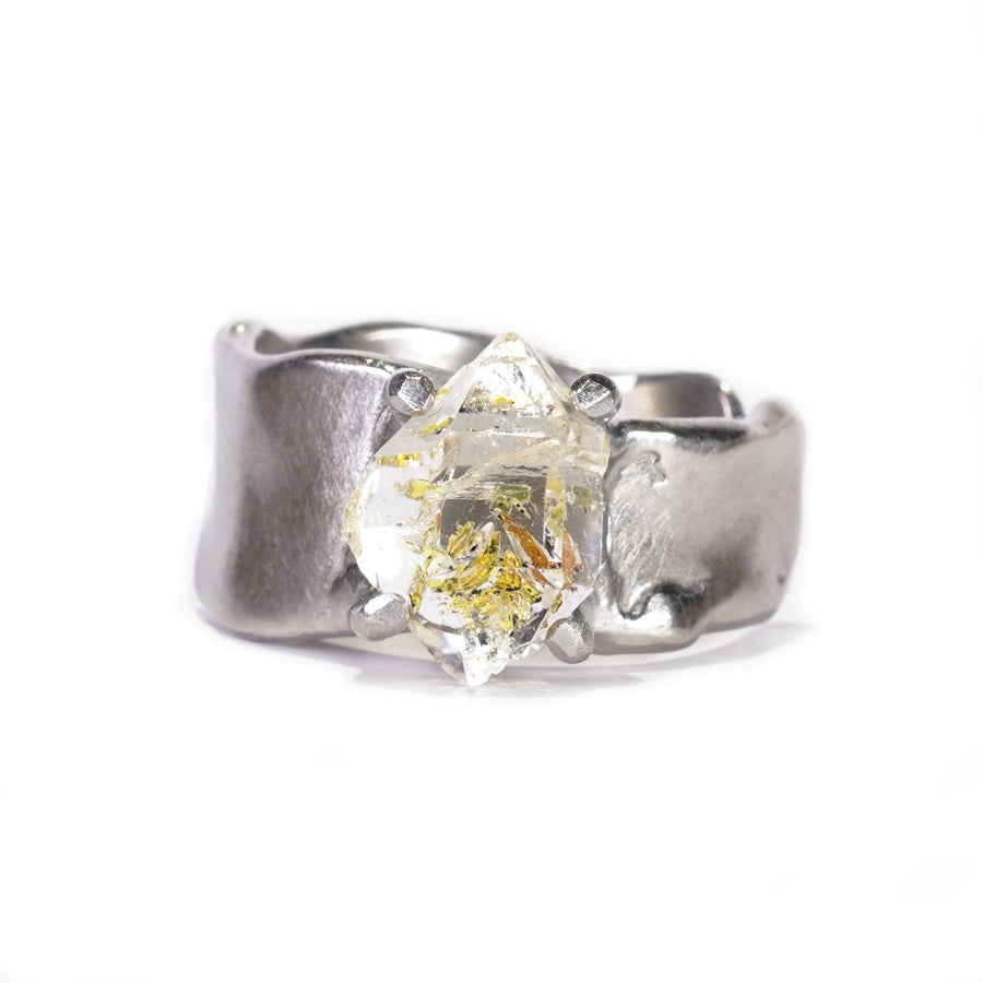 Charm Ring №1331 / Oil in Quartz