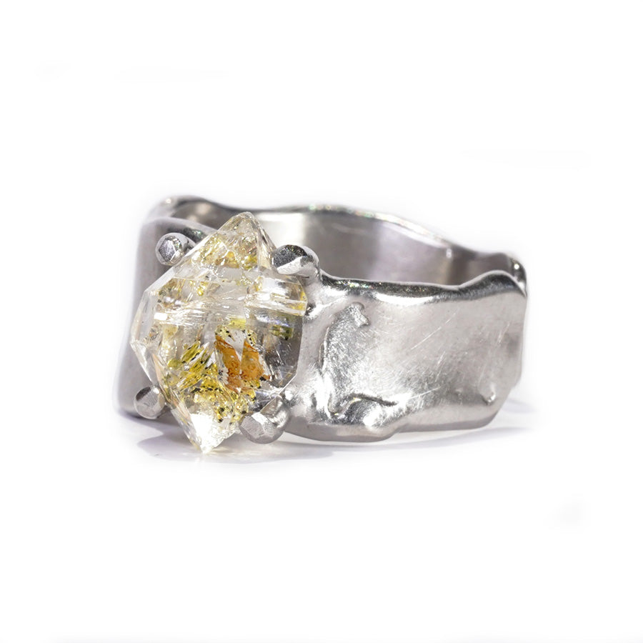Charm Ring №1331 / Oil in Quartz