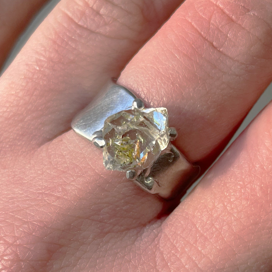 Charm Ring №1331 / Oil in Quartz