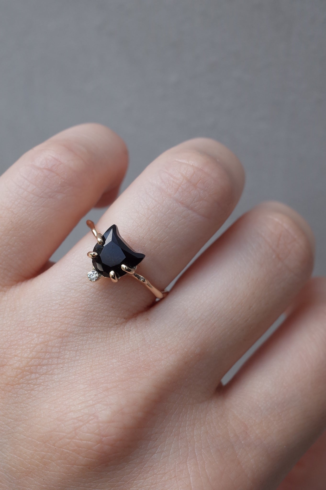 Charm ネコRing No.1178/ Black Chalcedony